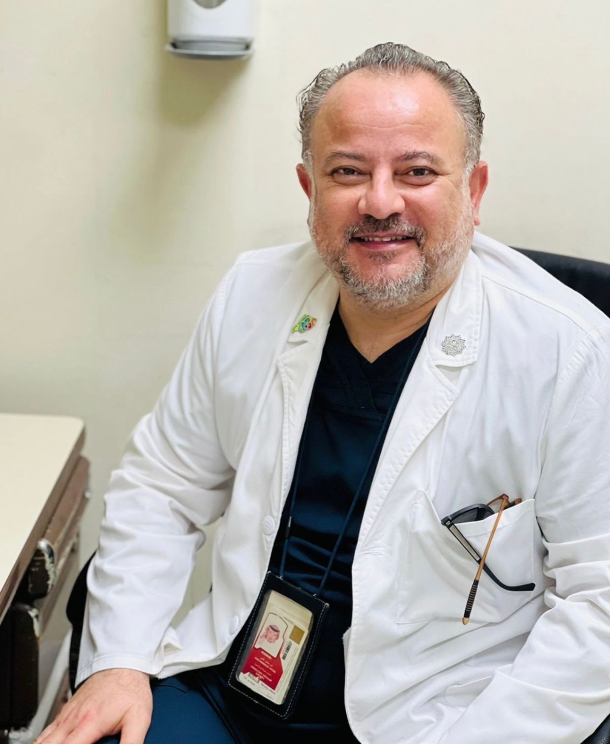 د. أنس محمود فطاني، جراح أوعية دموية